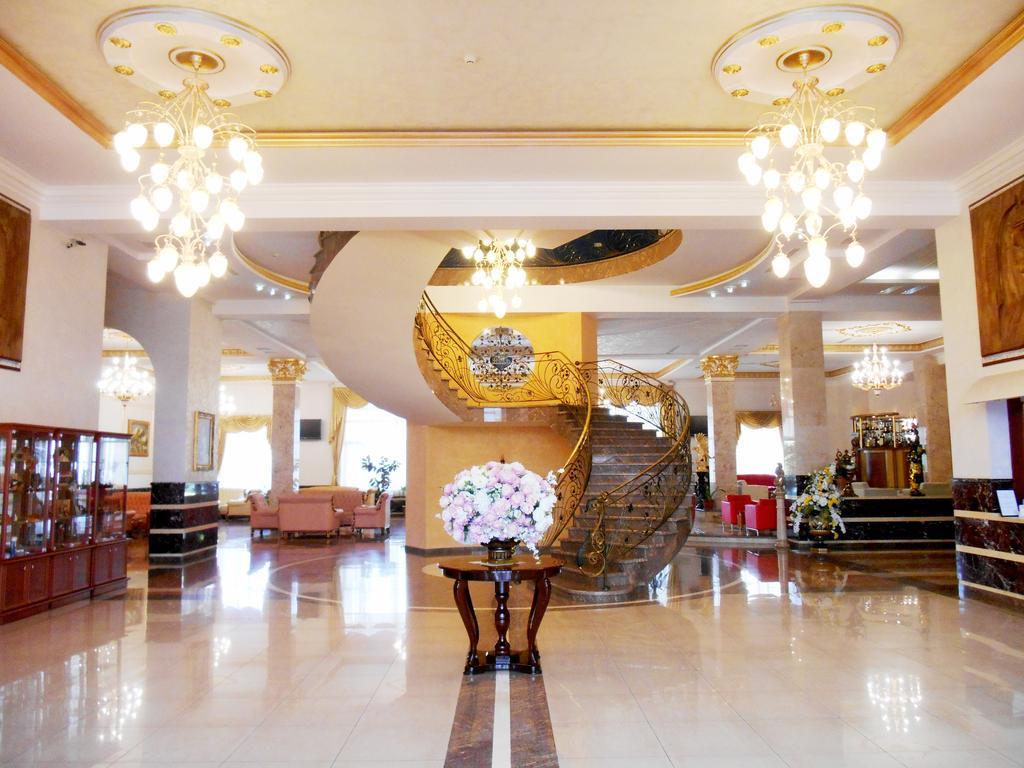 Armenian Royal Palace Jerevan Buitenkant foto