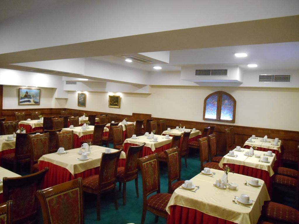 Armenian Royal Palace Jerevan Buitenkant foto