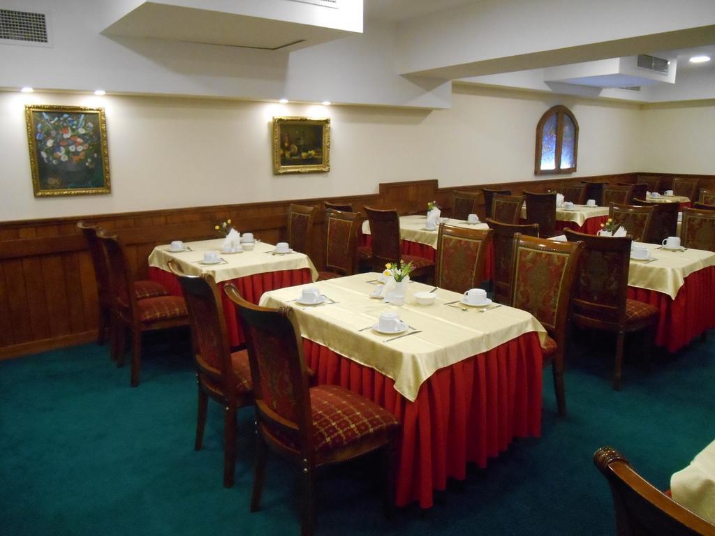 Armenian Royal Palace Jerevan Buitenkant foto